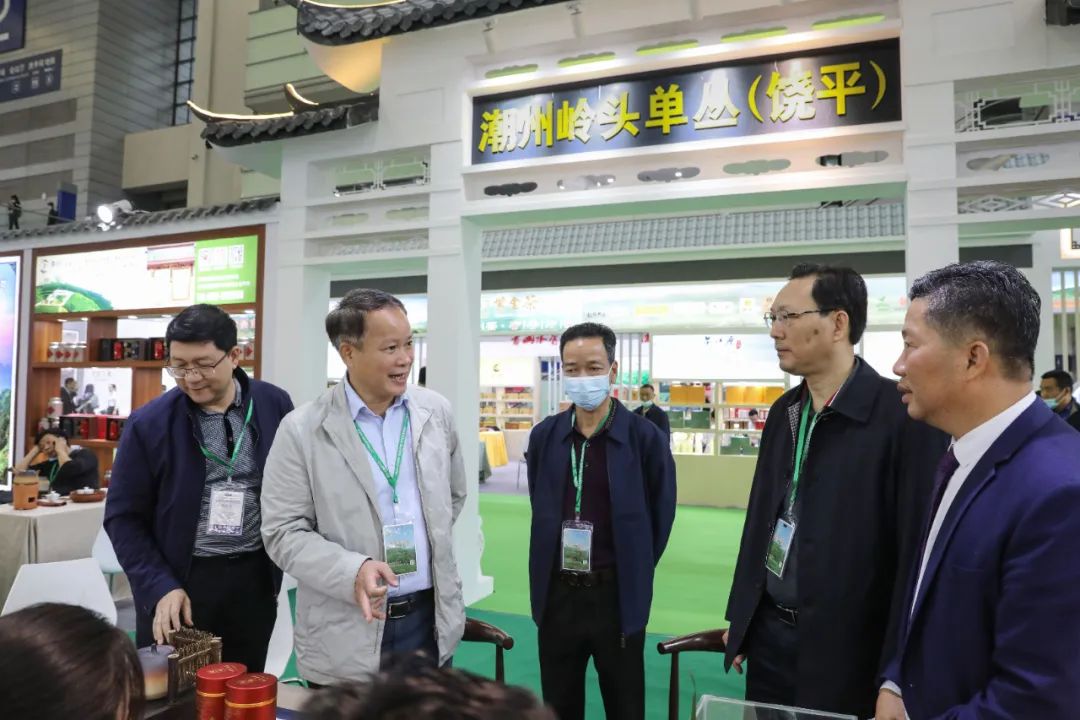 陈跃庆参观指导参展企业.jpg